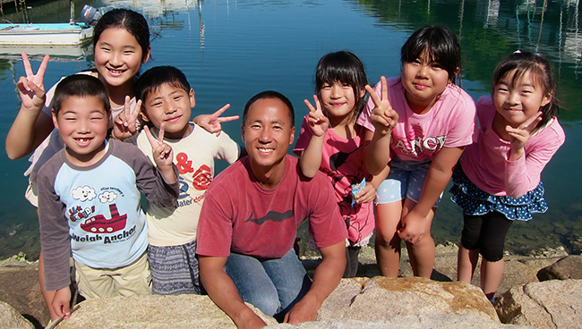 tony wu with kids from kannoura, japan
