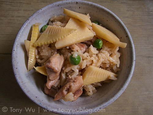 Steamed rice with chicken, bamboo shoots and green peas