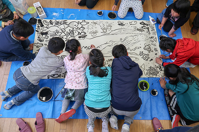 school kids at ichikawa higashi elementary school