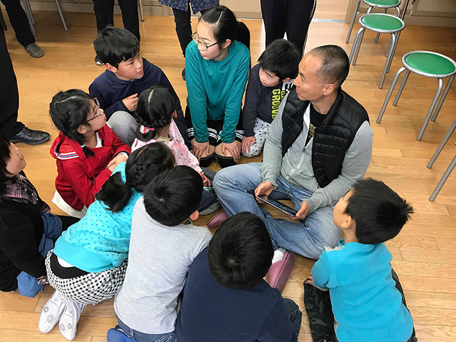 tony wu with school kids in yamanashi