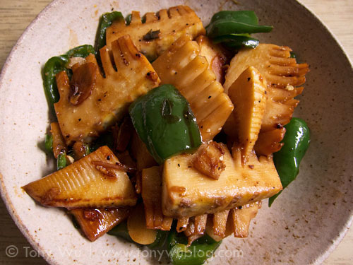 Stir-fried bamboo shoot with green pepper and garlic